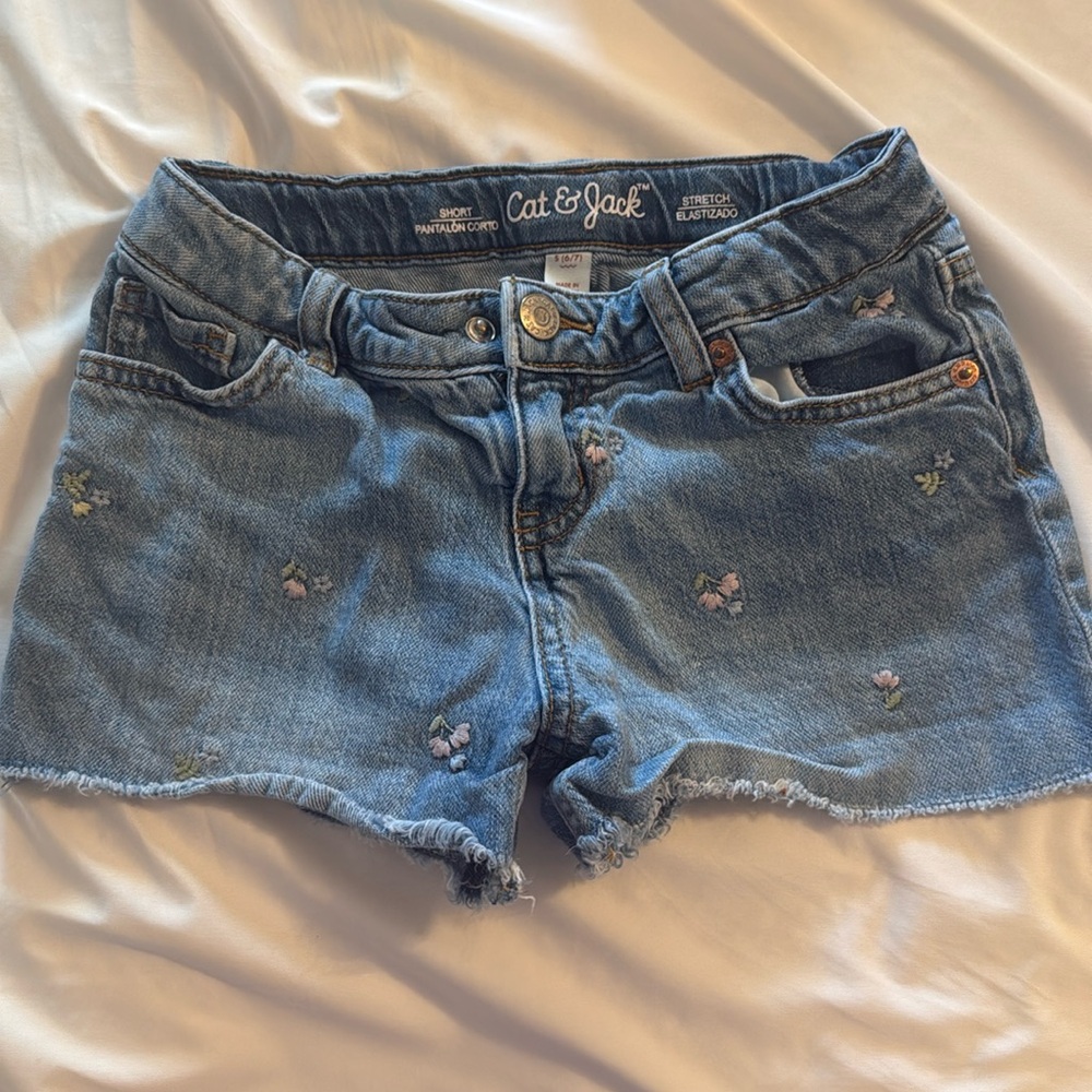 Cat & Jack Girl’s size 6/7 denim shorts with embroidered flowers